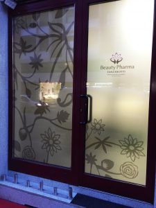 decorazione porta negozio vetro